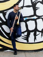 Carlos mit Trompete in NewYork