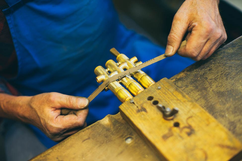 Instrumentenstück welches mit Schleifpapier geschliffen wird