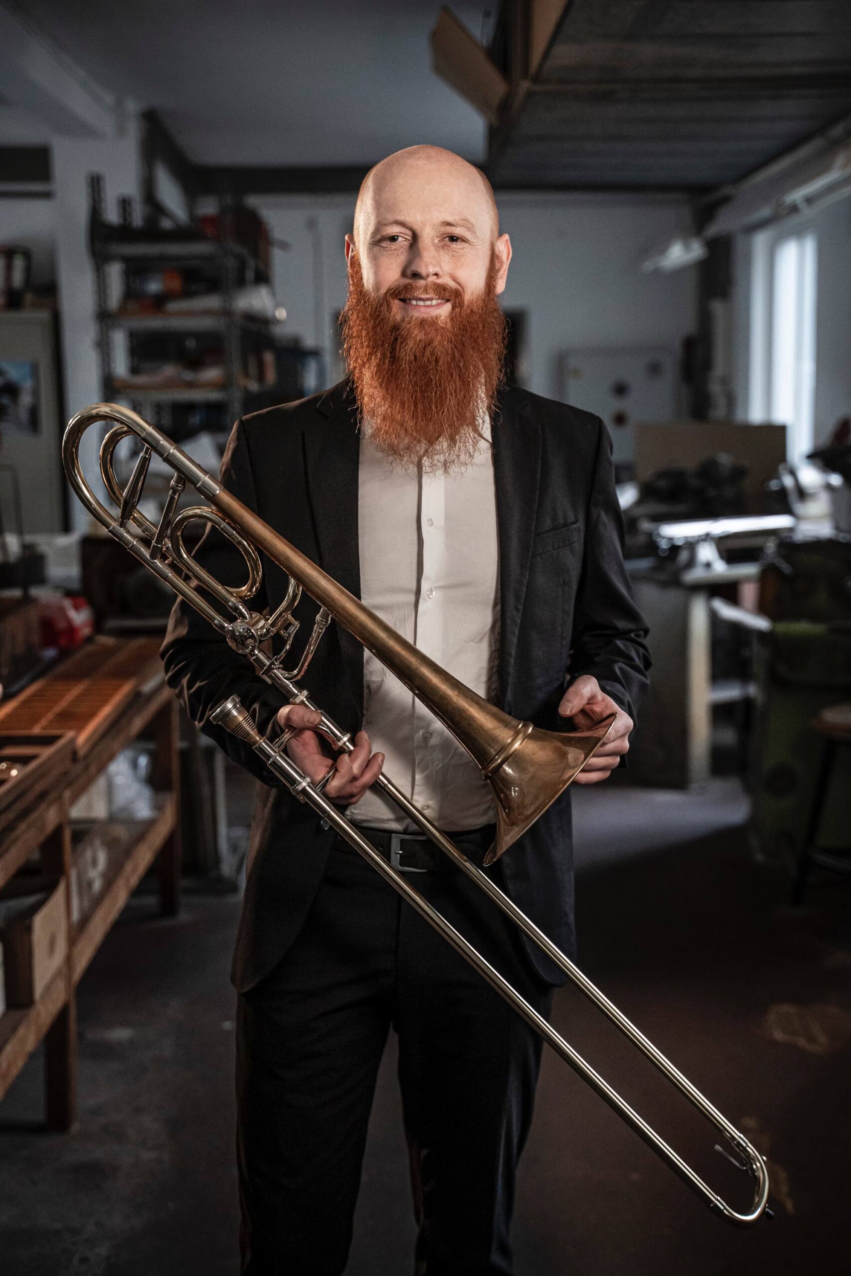 Musiker Hannes Hölzl mit einer Posaune von Kühnl & Hoyer