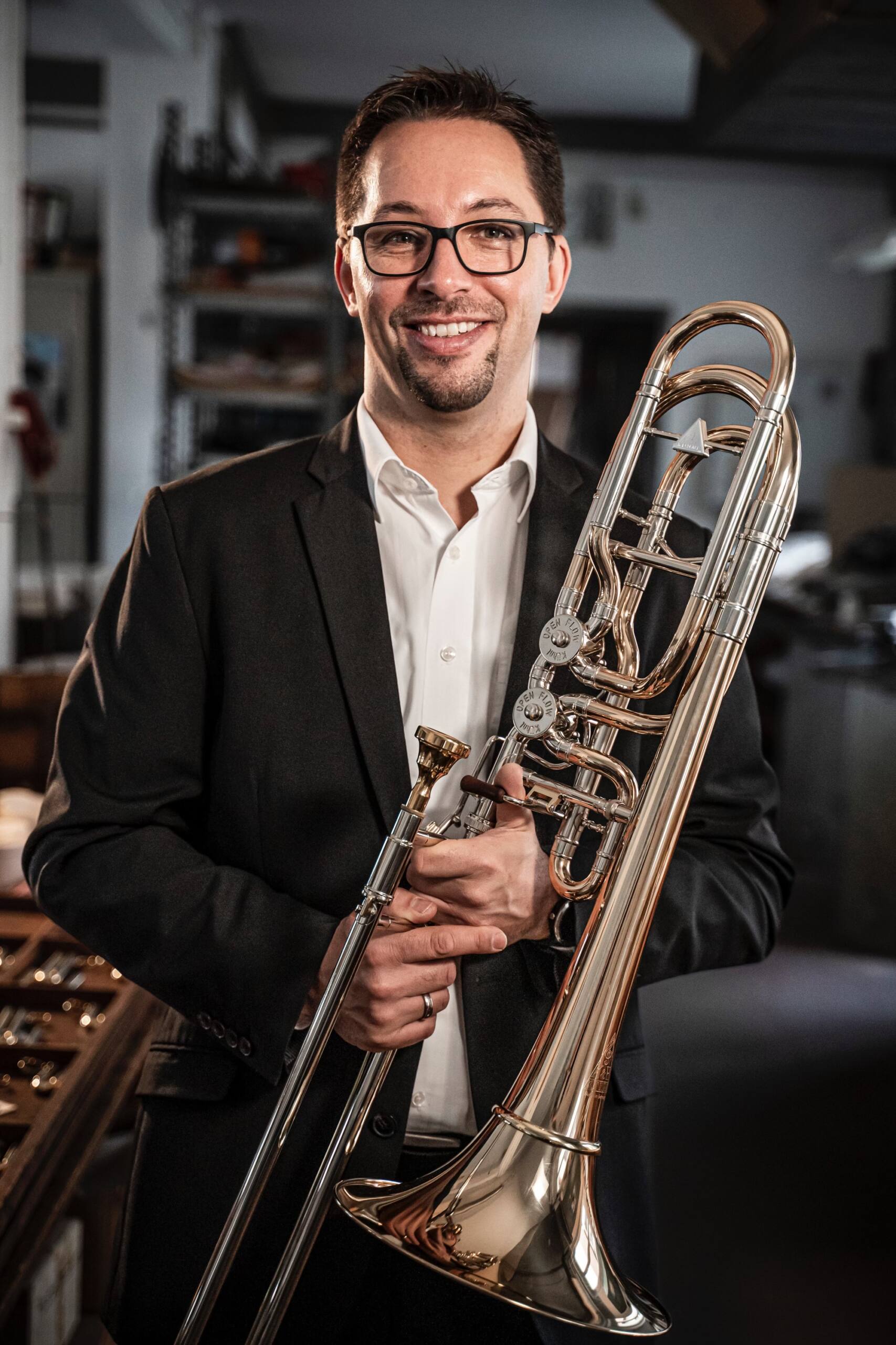 Künstler Fabian Kerber mit Posaune in der Hand