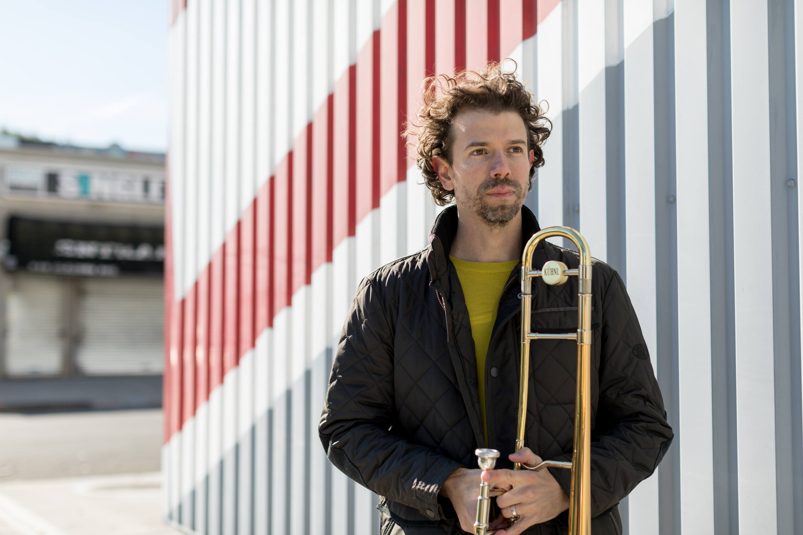 Musiker Ryan Keberle mit Blechblasinstrument in der Hand